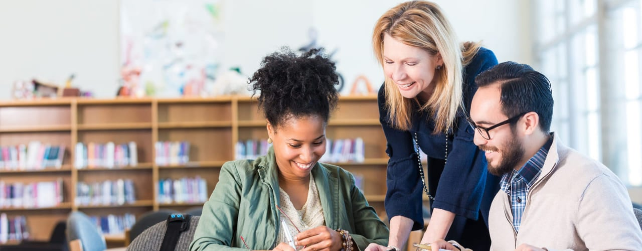 Illustrasjonsbilde av tre lektorer som snakker sammen.