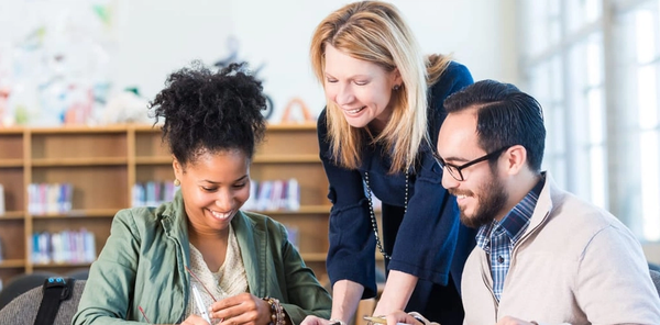 Illustrasjonsbilde av tre lektorer som snakker sammen.