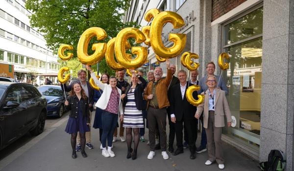 Bilde av Akademikernes foreningsledere jubler med G-ballonger for studiestøtten.