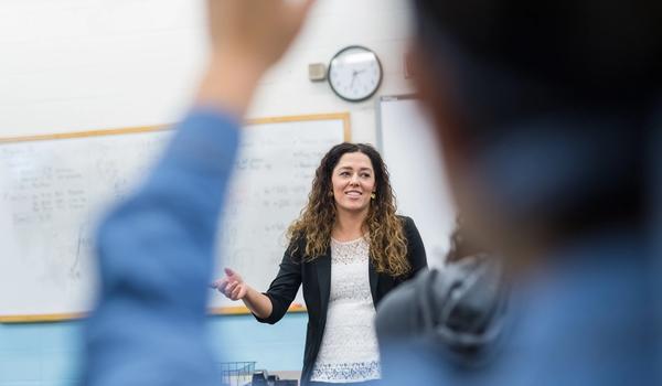 Bilde av en lærer i et klasserom som underviser, til sak om overtidsbetaling av deltidsansatte.