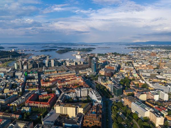 Oversiktsbilde av Oslo sentrum ut mot fjorden.