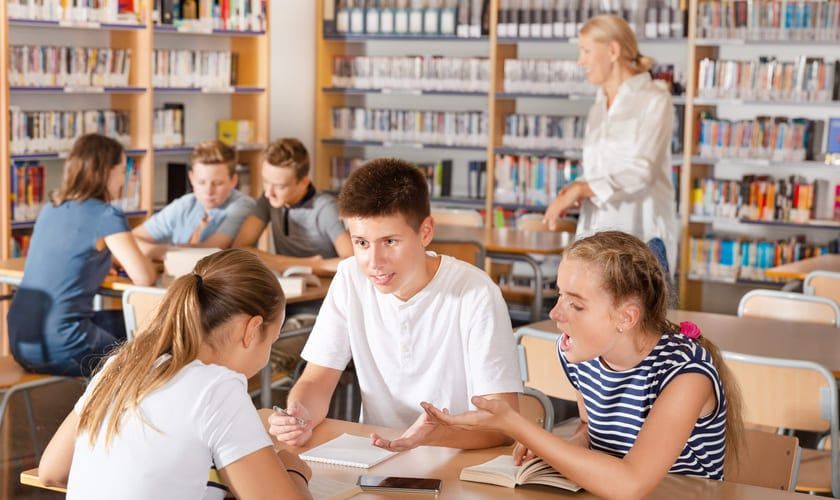 Elever som diskuterer i et klasserom