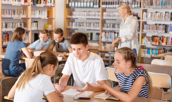 Elever som diskuterer i et klasserom