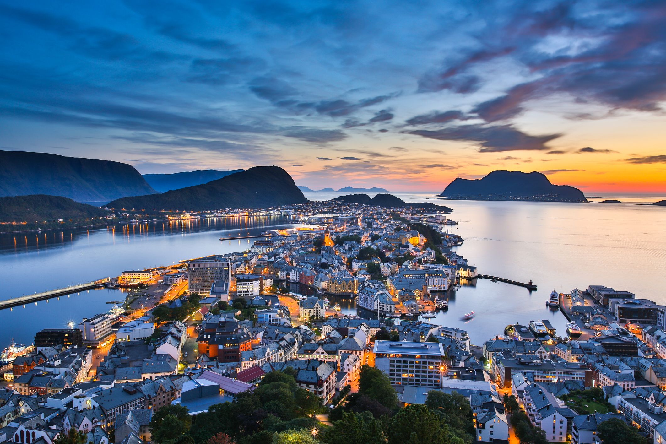 Oversiktsbilde av Ålesund sentrum i solnedgang.