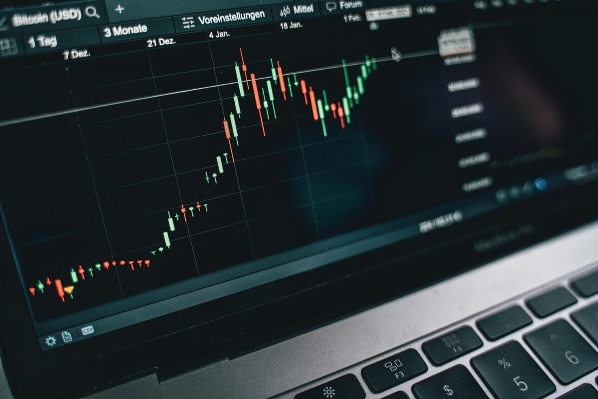 EUR/USD Expected to Trade Sideways Between 1.1510–1.1605 Amid Flat Momentum