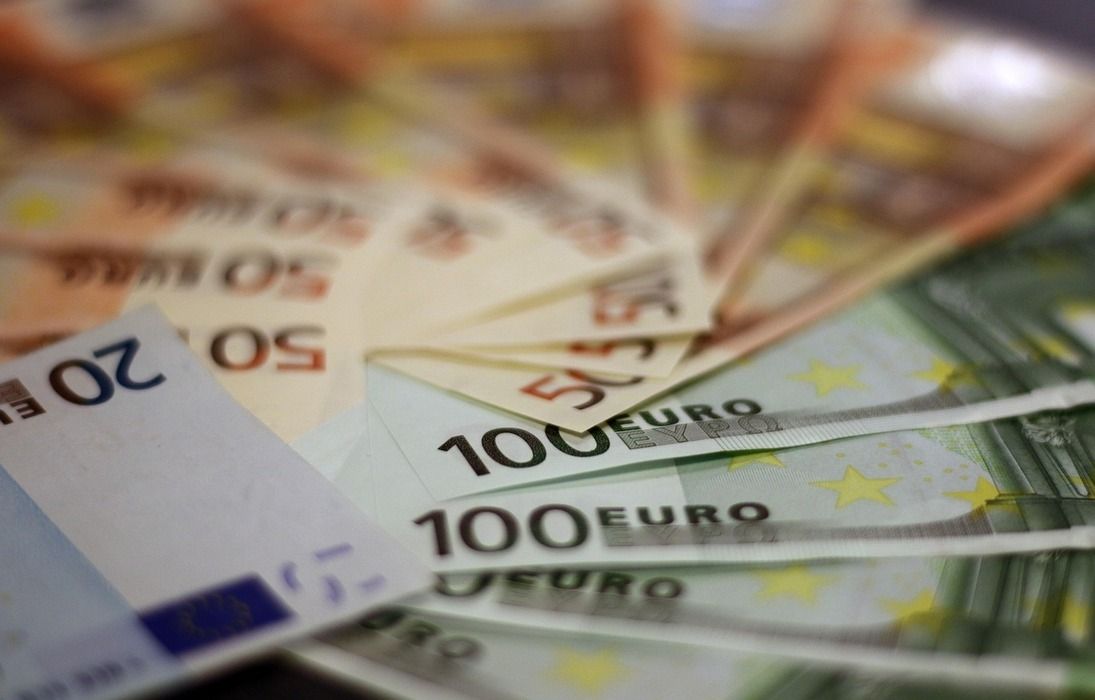 EUR/USD Drops Below 1.1720 as US Tariff Letter Rollout Pressures Euro