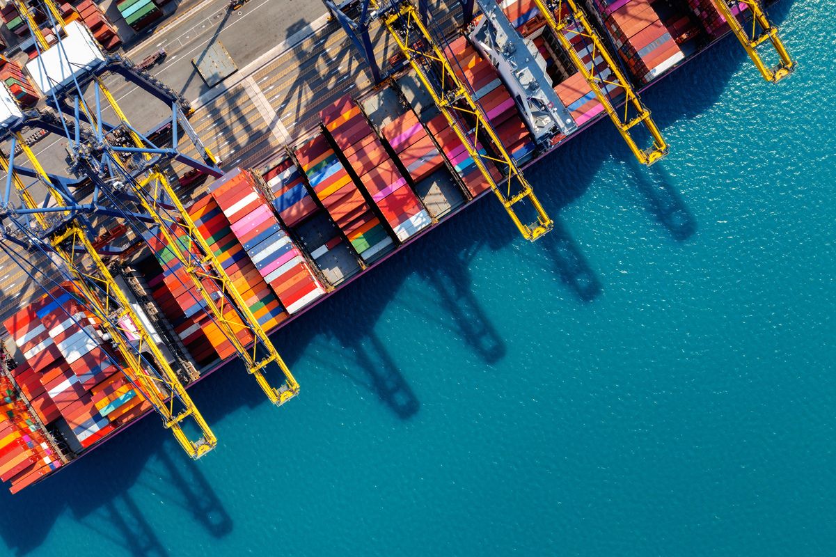 US Crude Oil Inventories See Sharpest Weekly Drop in Almost a Year