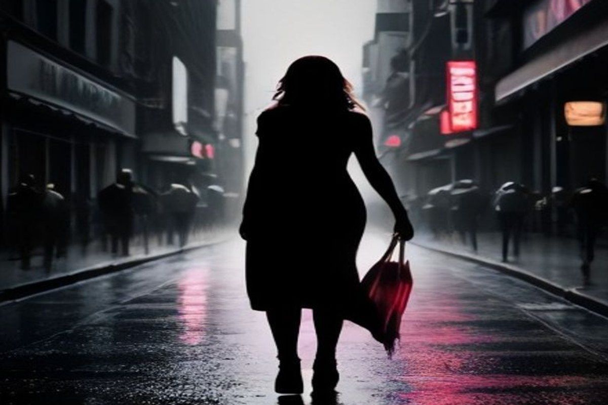 Silueta de mujer caminando por calles de Nueva York de noche con resplandor sobrenatural