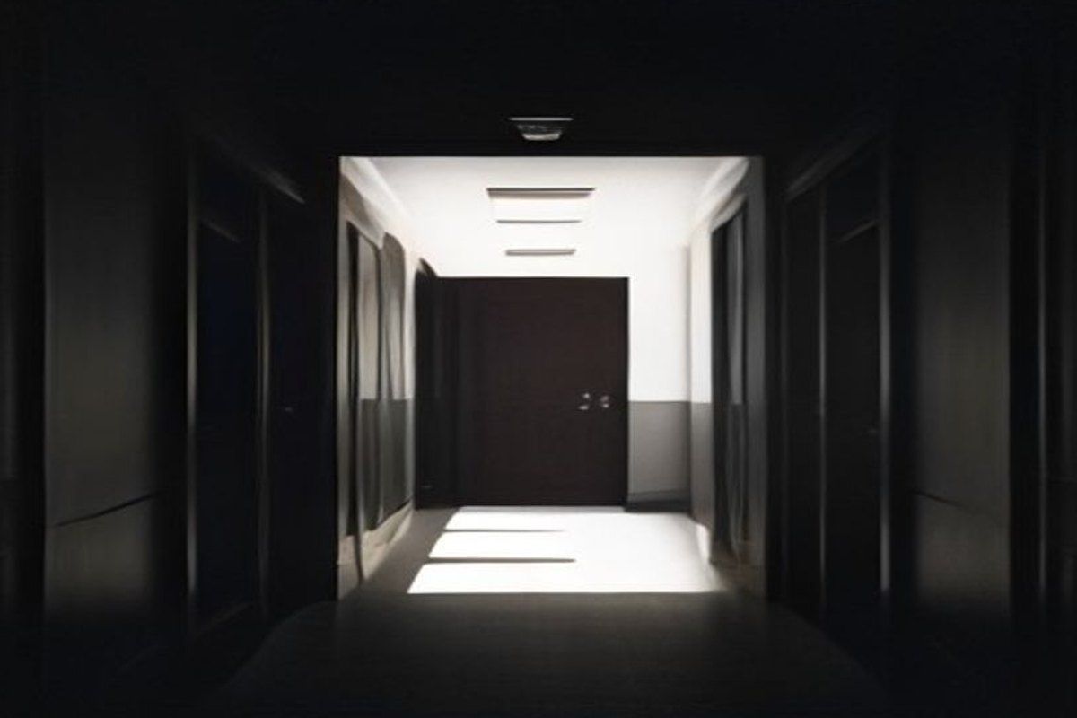 Habitación japonesa de tatami a oscuras, iluminada por un farol de papel, con la silueta de una médium arrodillada y una sombra alzándose tras una puerta corredera