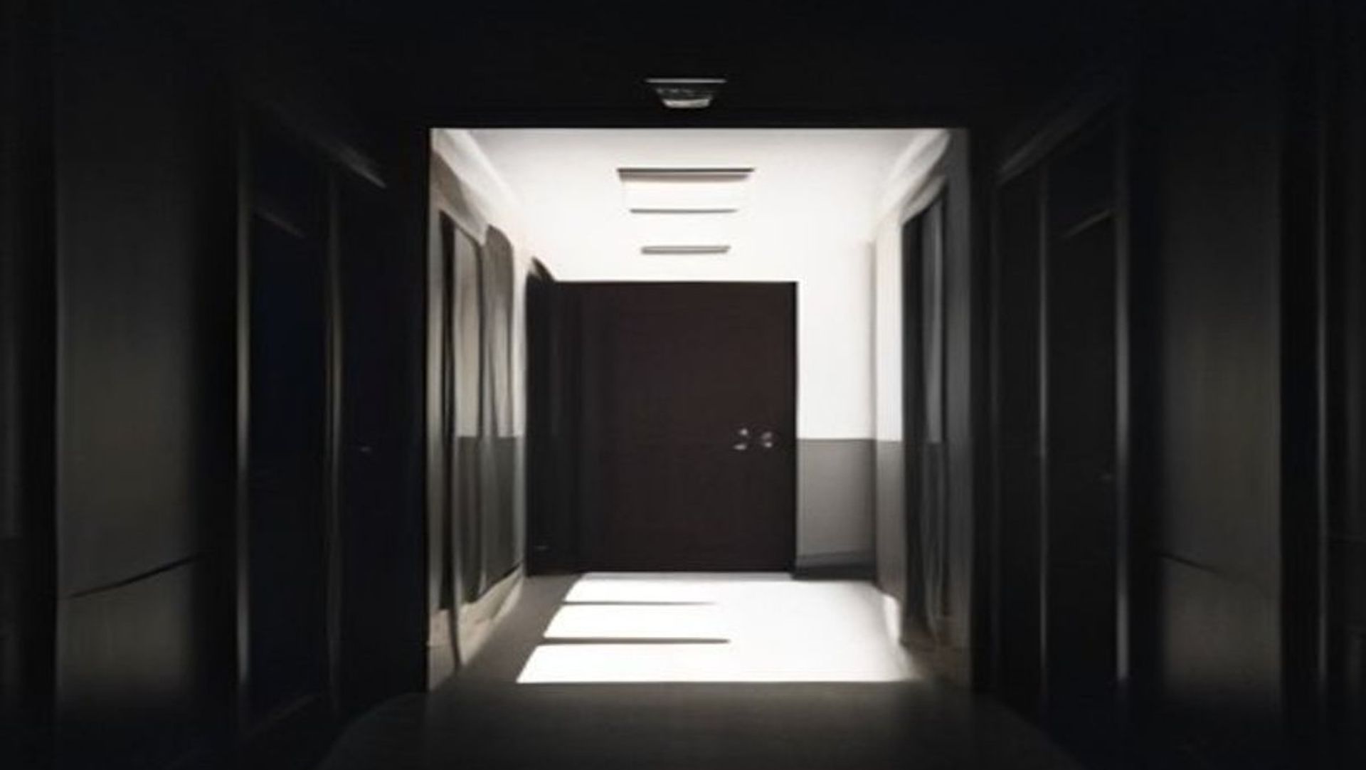 Habitación japonesa de tatami a oscuras, iluminada por un farol de papel, con la silueta de una médium arrodillada y una sombra alzándose tras una puerta corredera