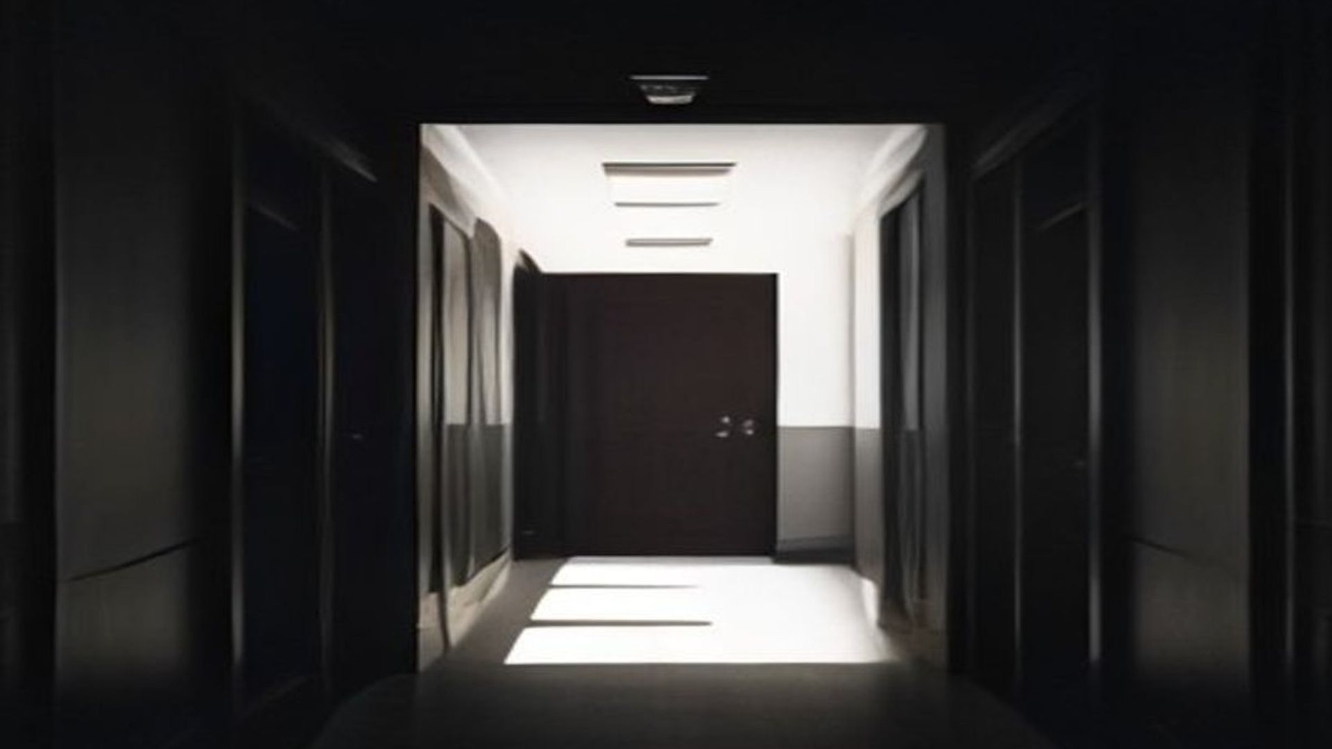 Habitación japonesa de tatami a oscuras, iluminada por un farol de papel, con la silueta de una médium arrodillada y una sombra alzándose tras una puerta corredera