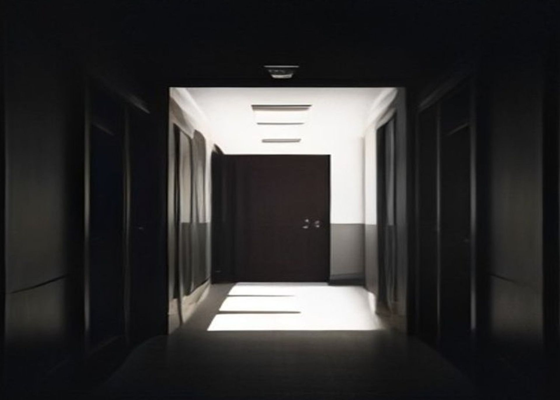 Habitación japonesa de tatami a oscuras, iluminada por un farol de papel, con la silueta de una médium arrodillada y una sombra alzándose tras una puerta corredera