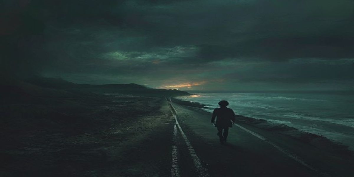 Un niño camina por una carretera costera desolada al atardecer, con un reino de fantasía medieval brillando en el horizonte entre dos mundos
