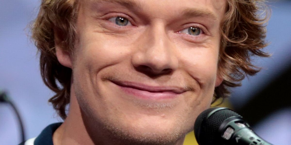 Alfie Allen, el actor que se une a la segunda temporada de El Instituto como el magnate tecnológico Nolan Reeves (foto: Gage Skidmore, CC BY-SA 3.0)