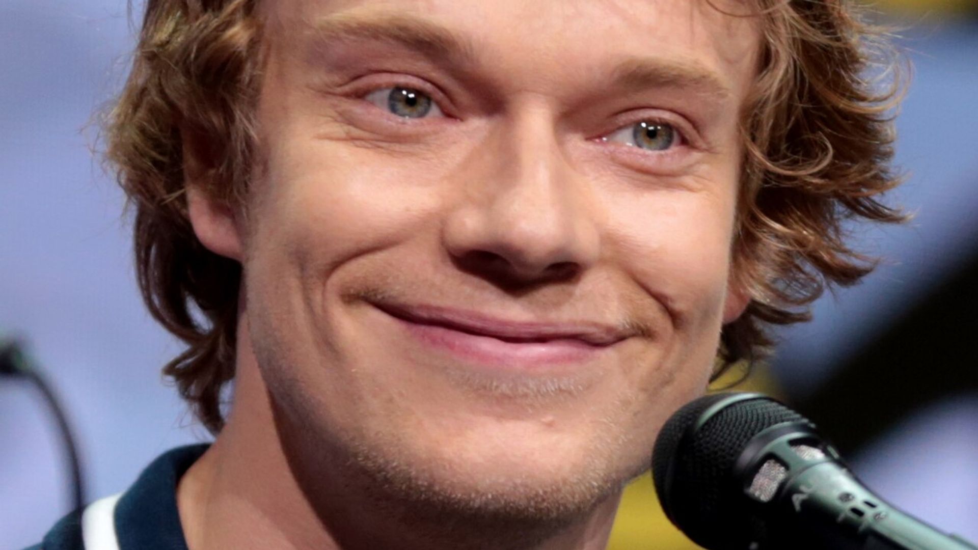 Alfie Allen, el actor que se une a la segunda temporada de El Instituto como el magnate tecnológico Nolan Reeves (foto: Gage Skidmore, CC BY-SA 3.0)