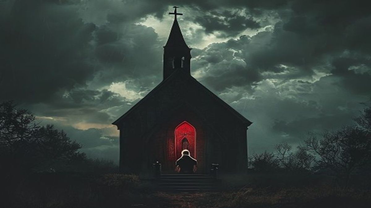 La silueta de una iglesia rural oscura bajo un cielo de tormenta, con un vitral que brilla en rojo y una figura sombría en el púlpito