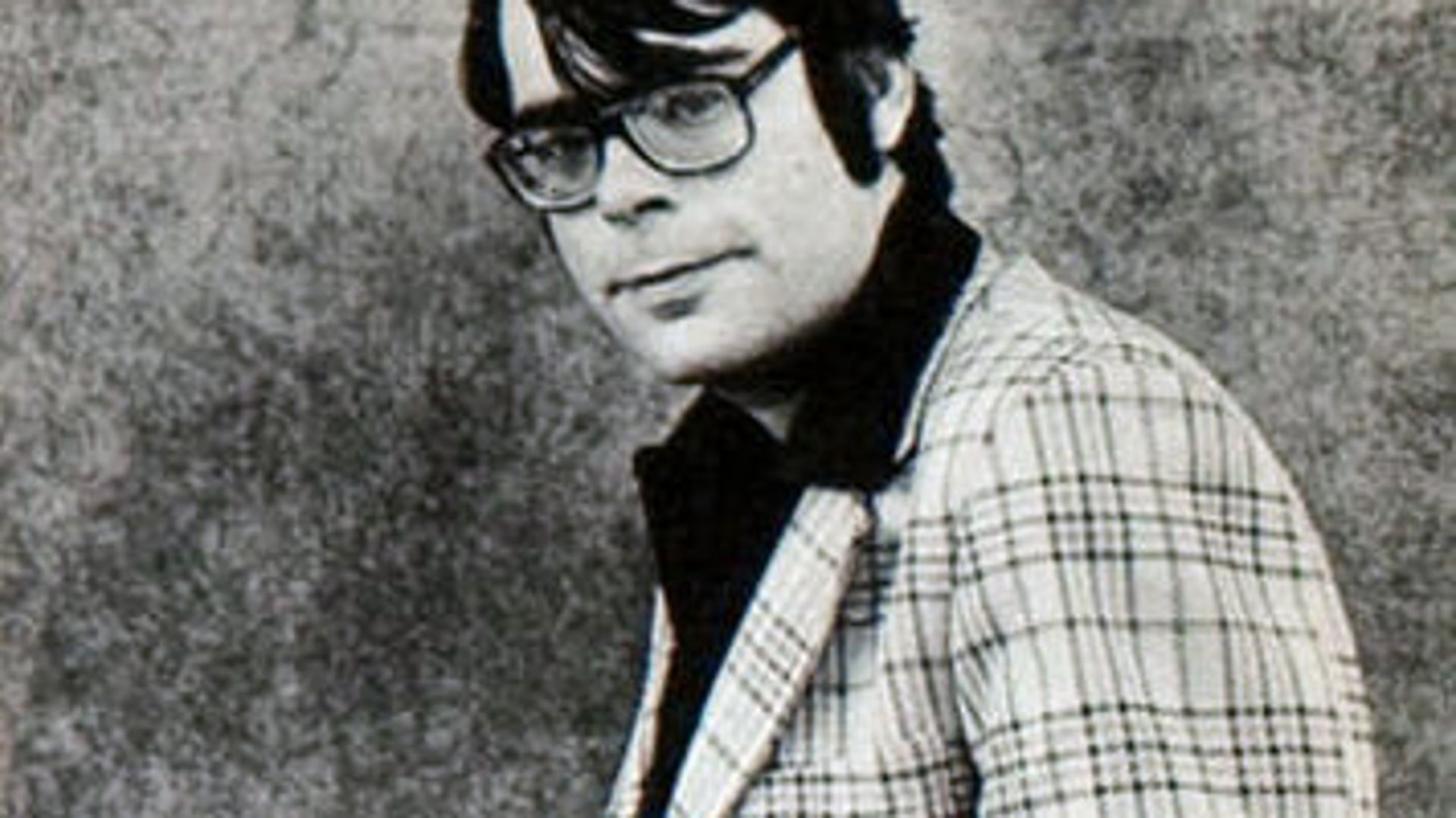 Stephen King, retrato c. 1977 — el año en que publicó El Resplandor (foto: Alex Gotfryd, dominio público)