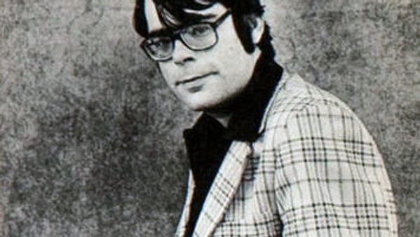 Stephen King, retrato c. 1977 — el año en que publicó El Resplandor (foto: Alex Gotfryd, dominio público)