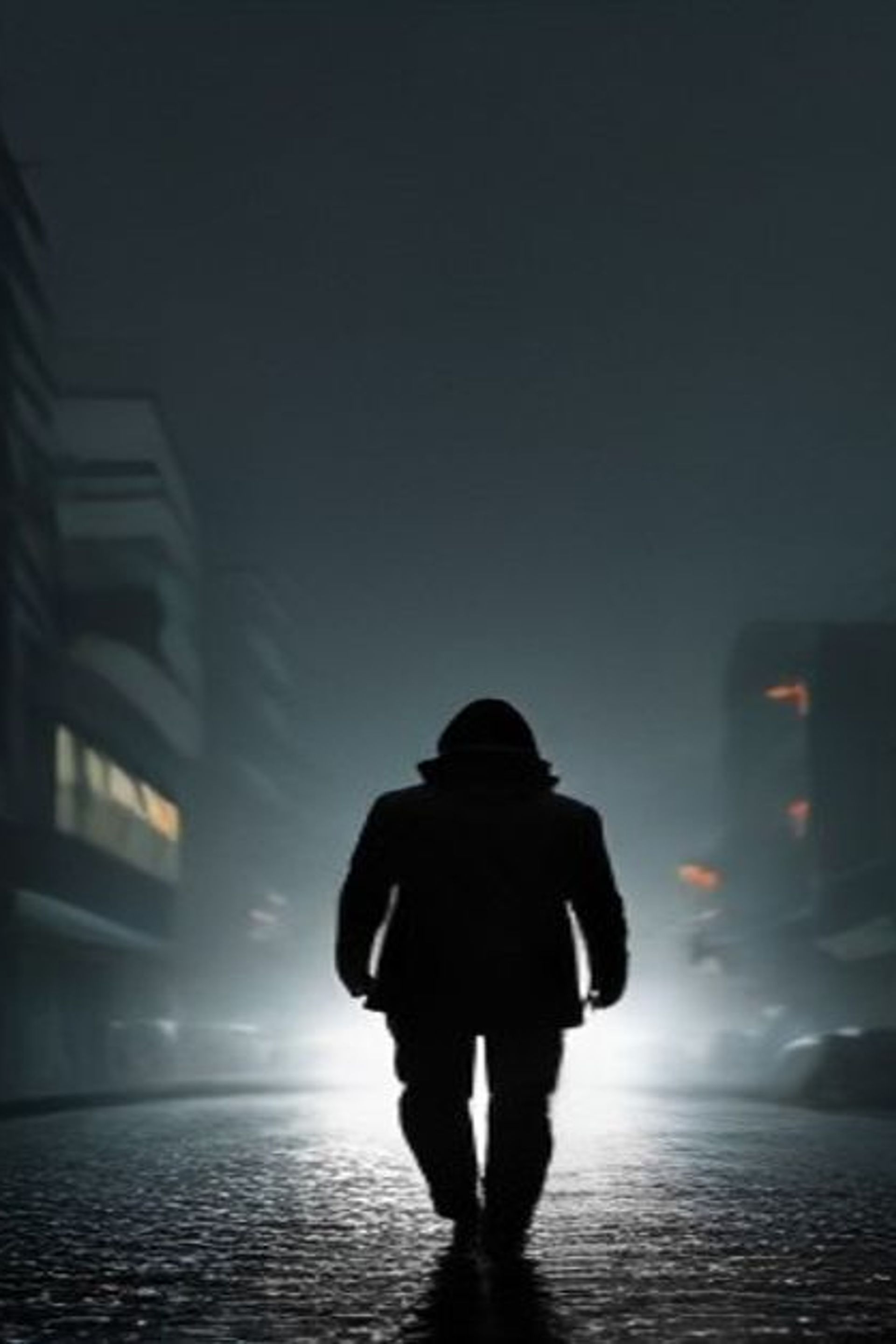 Hombre corriendo de noche por una ciudad en decadencia mientras pantallas gigantes transmiten su rostro