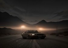 Pueblo minero abandonado en el desierto de Nevada al atardecer, con un patrullero solitario detenido en la ruta
