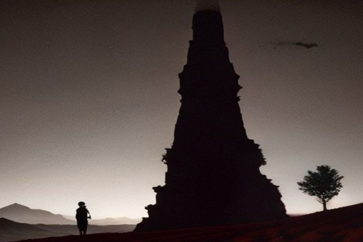 Cinco viajeros caminando en fila por una llanura vacía hacia una torre oscura lejana al atardecer