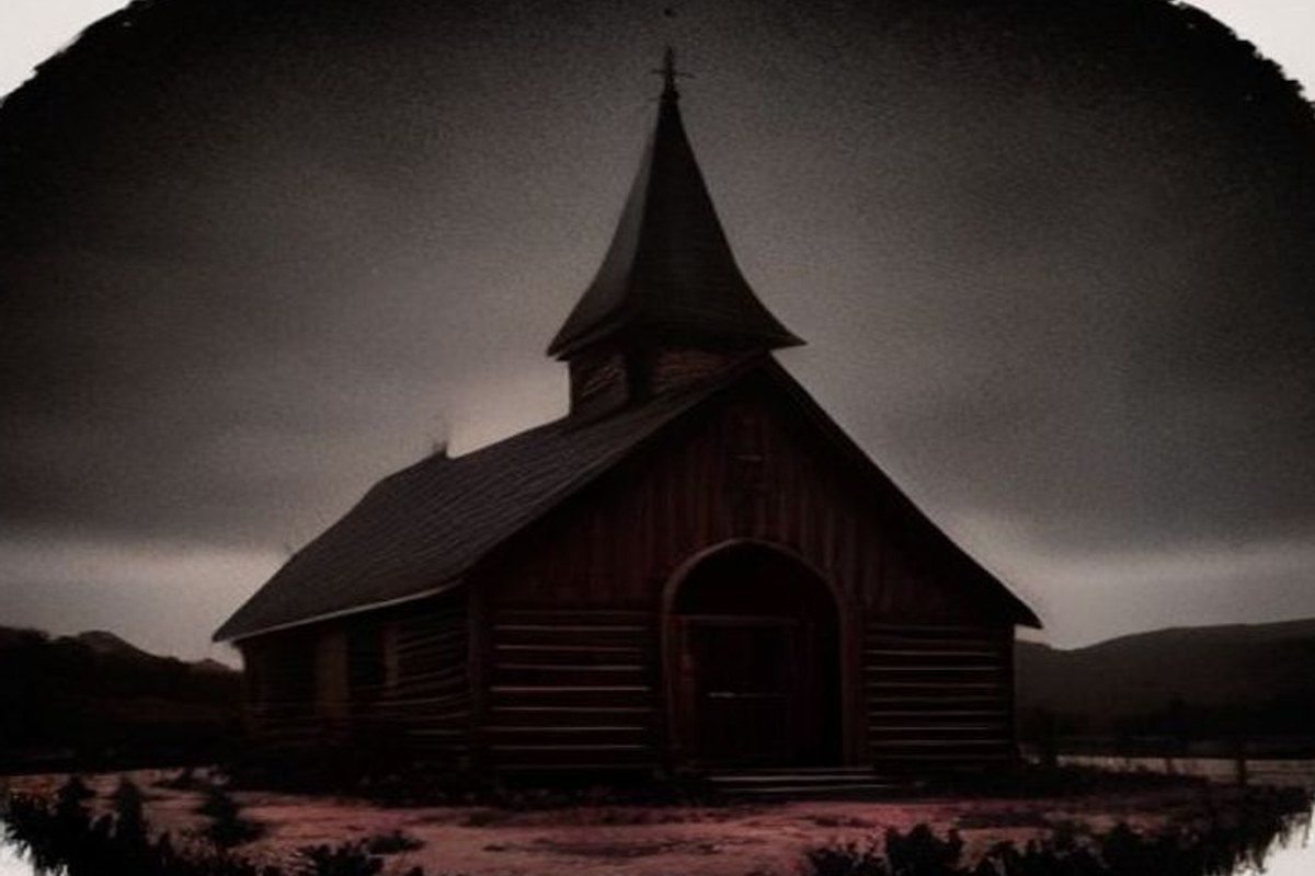 La silueta de una iglesia rural oscura bajo un cielo de tormenta, con un vitral que brilla en rojo y una figura sombría en el púlpito