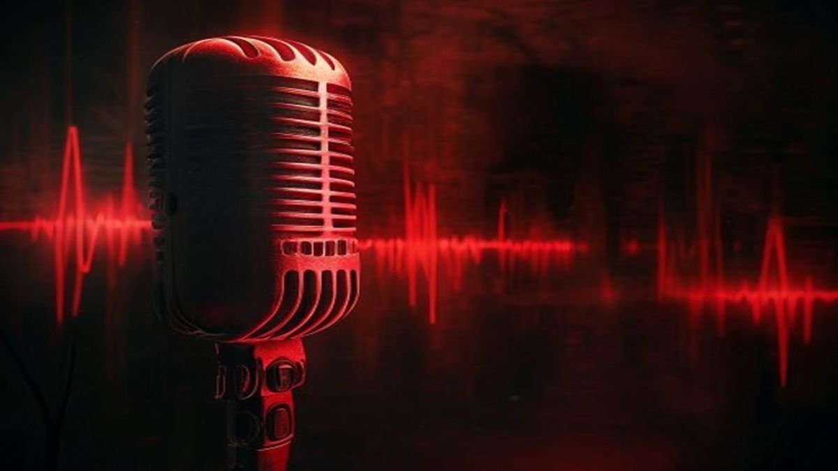 Un micrófono antiguo y ondas de sonido brillantes en una habitación oscura, con una figura sombría emergiendo del sonido bajo una luz roja