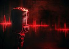 Un micrófono antiguo y ondas de sonido brillantes en una habitación oscura, con una figura sombría emergiendo del sonido bajo una luz roja
