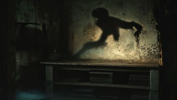 Un juguete de madera antiguo sobre un estante, iluminado con una luz inquietante en una habitación oscura, con una sombra amenazante en la pared