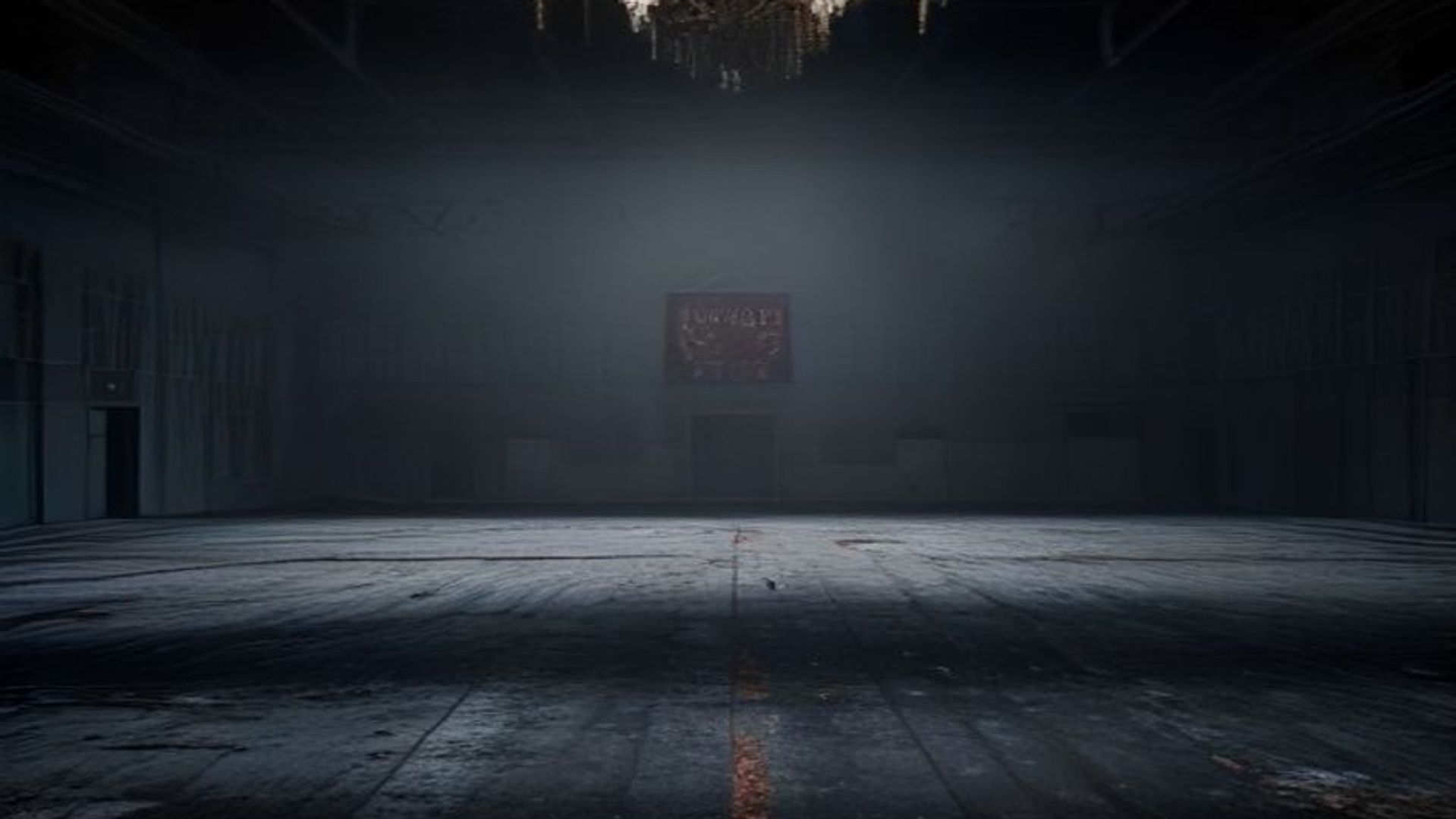 Gimnasio escolar vacío de noche, decorado para un baile de graduación, con un cubo metálico volcado sobre el escenario bajo un foco duro