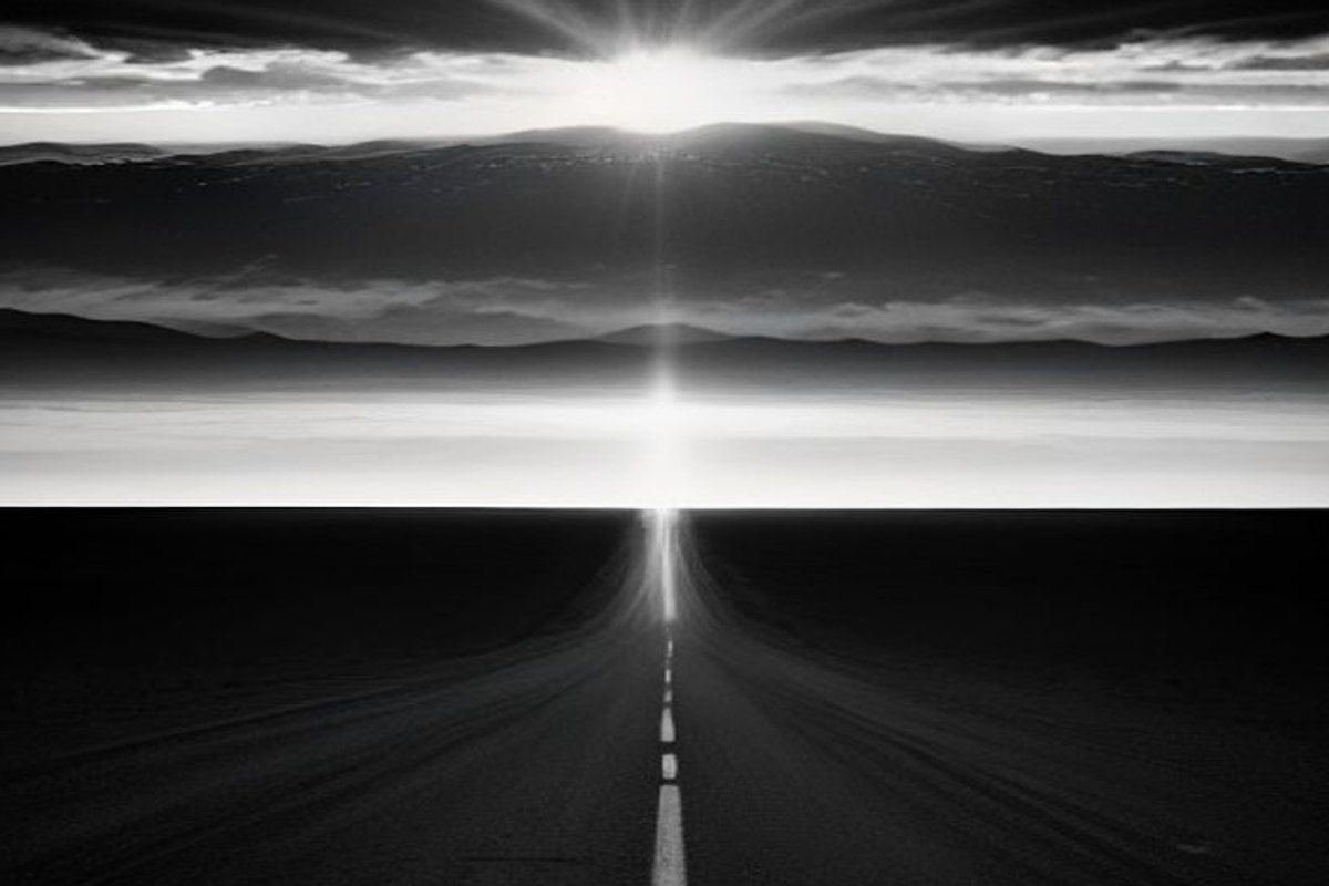 Ruta desierta al anochecer hacia el horizonte de Las Vegas, con una mano gigante de luz formándose entre las nubes