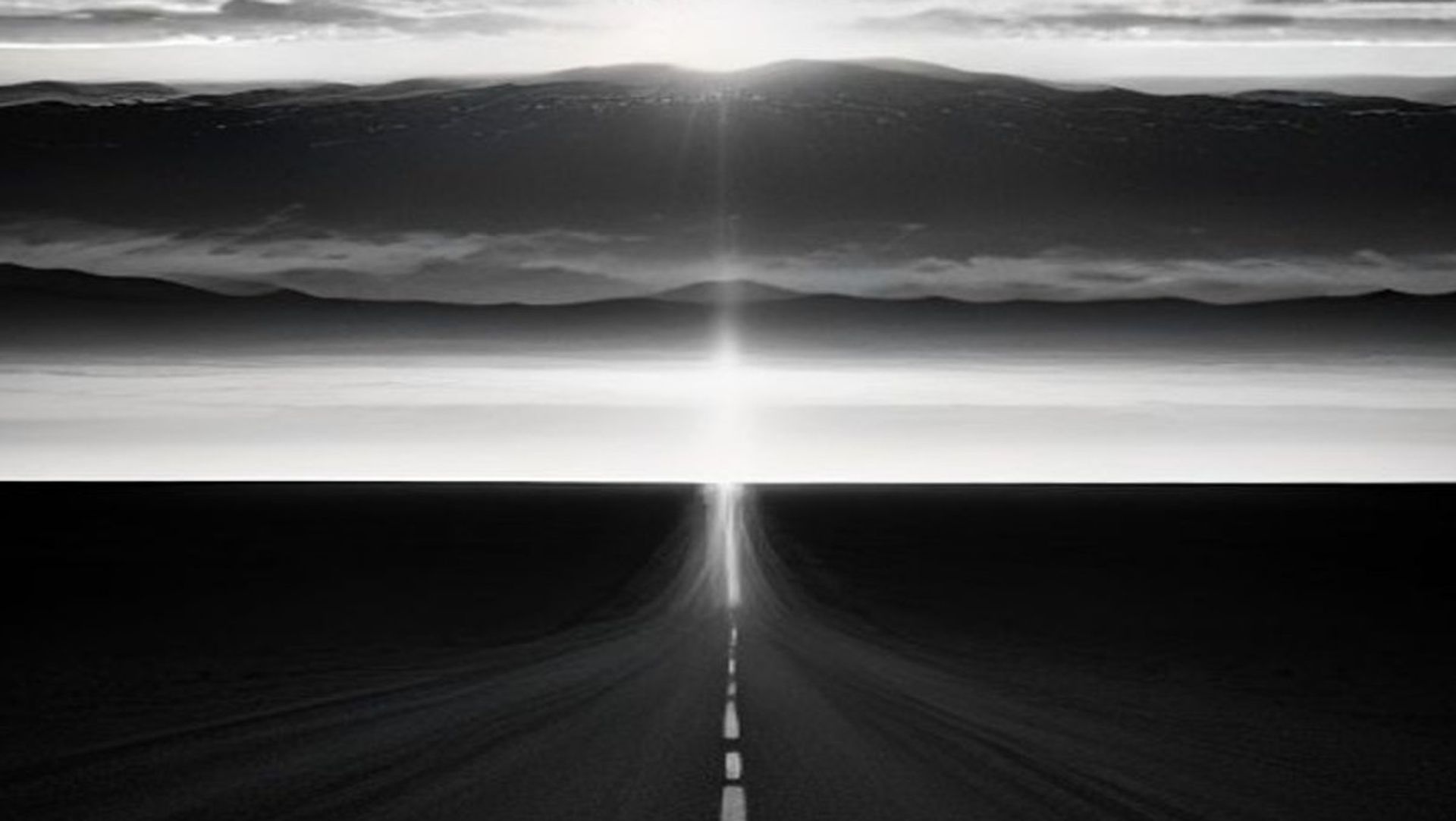 Ruta desierta al anochecer hacia el horizonte de Las Vegas, con una mano gigante de luz formándose entre las nubes