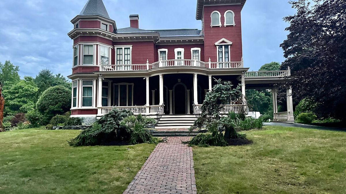 La casa de Stephen King en Broadway, Bangor, Maine — el mismo paisaje que alimentó su infancia y su obra (foto: Warren LeMay, CC BY-SA 2.0)