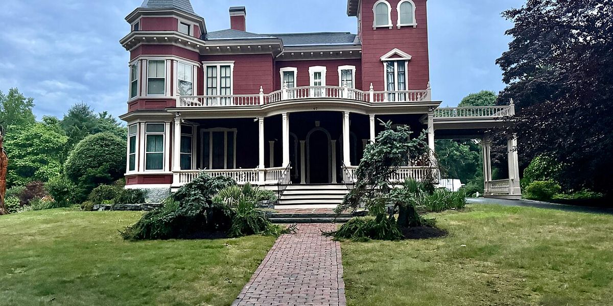 La casa de Stephen King en Broadway, Bangor, Maine — el mismo paisaje que alimentó su infancia y su obra (foto: Warren LeMay, CC BY-SA 2.0)