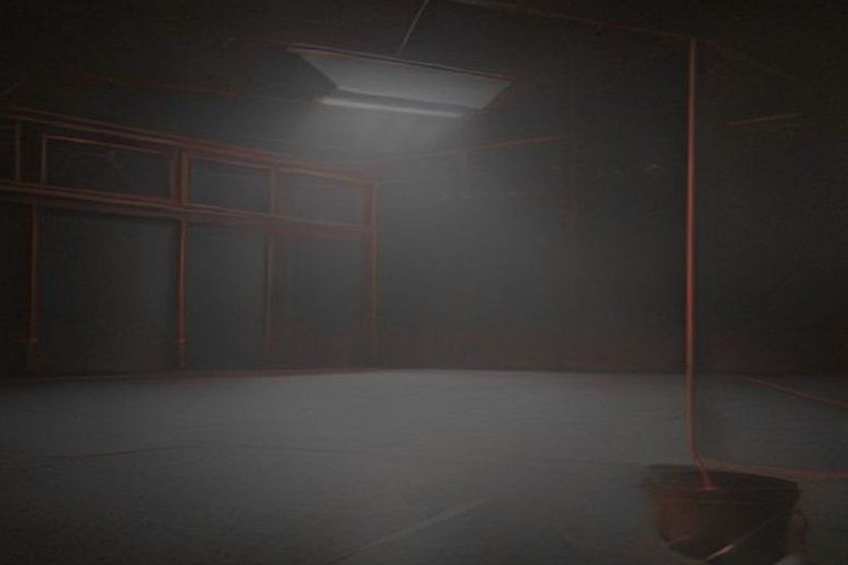 Un gimnasio escolar vacío decorado para un baile de graduación de noche, con un foco de luz y un resplandor rojo ominoso