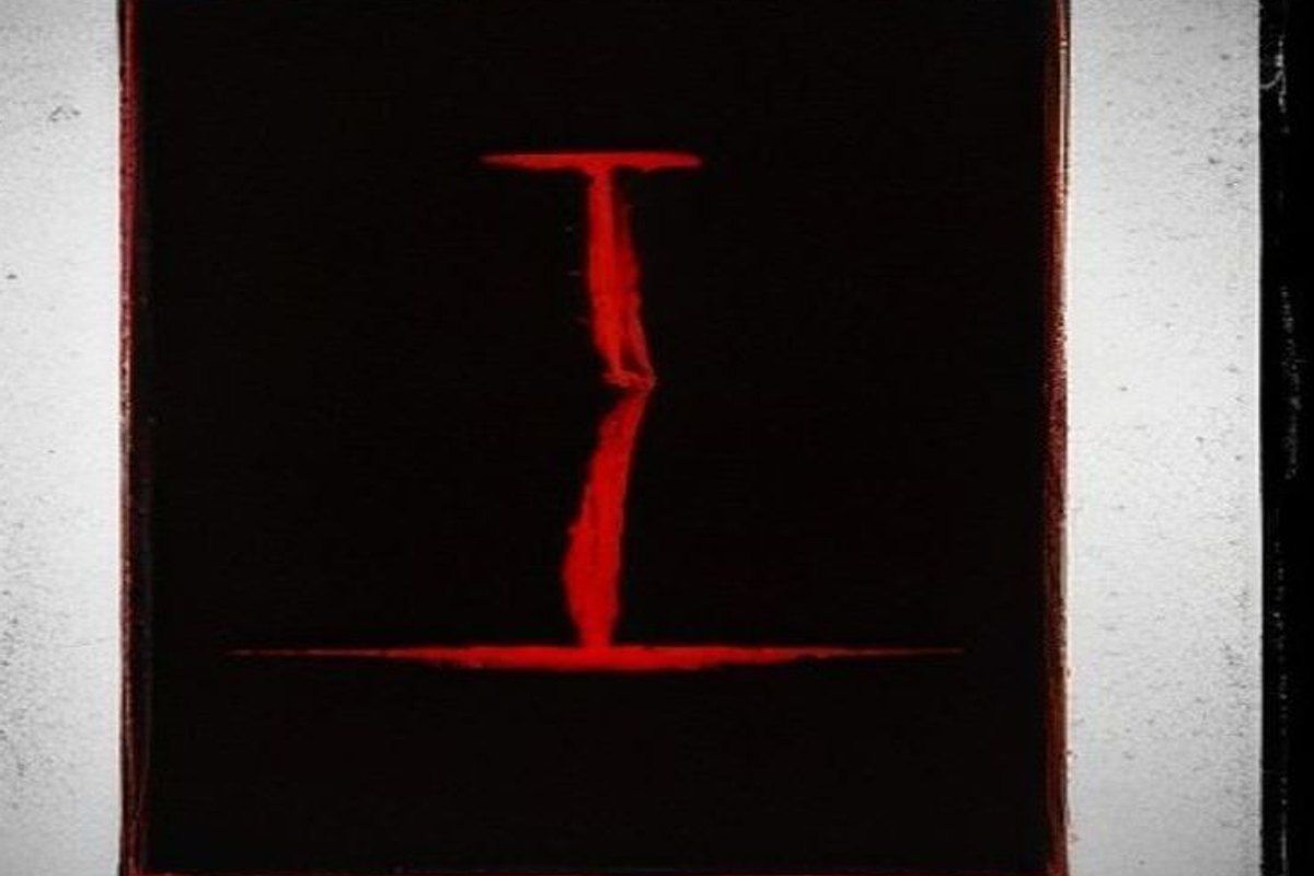 Claqueta de cine con tres marcas, ambiente de producción cinematográfica de horror con iluminación dramática