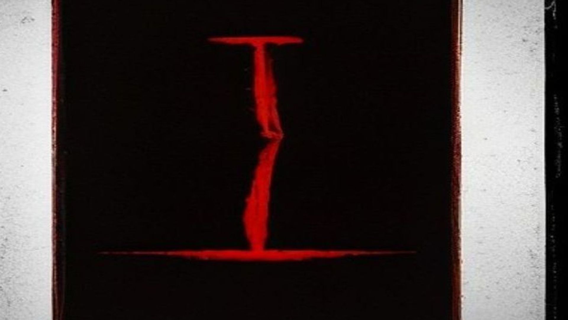 Claqueta de cine con tres marcas, ambiente de producción cinematográfica de horror con iluminación dramática