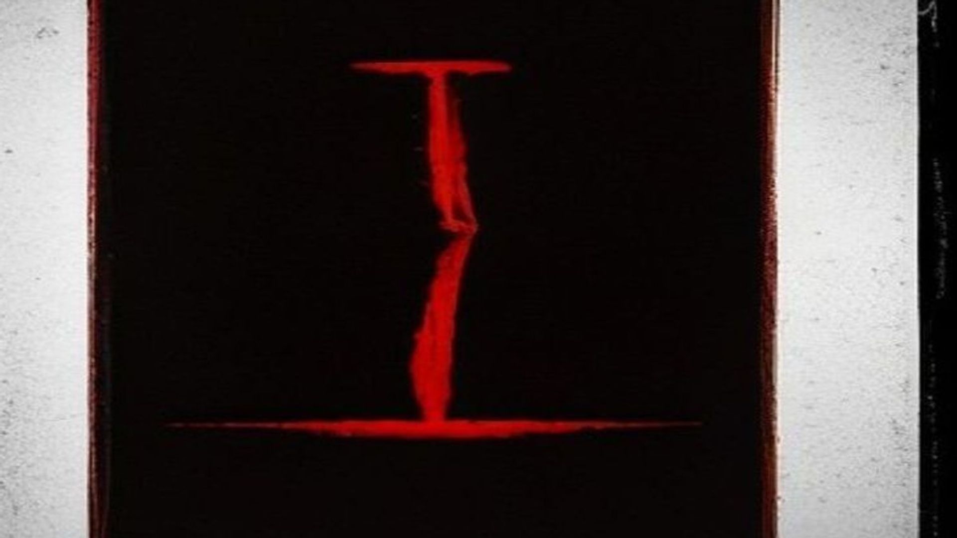 Claqueta de cine con tres marcas, ambiente de producción cinematográfica de horror con iluminación dramática