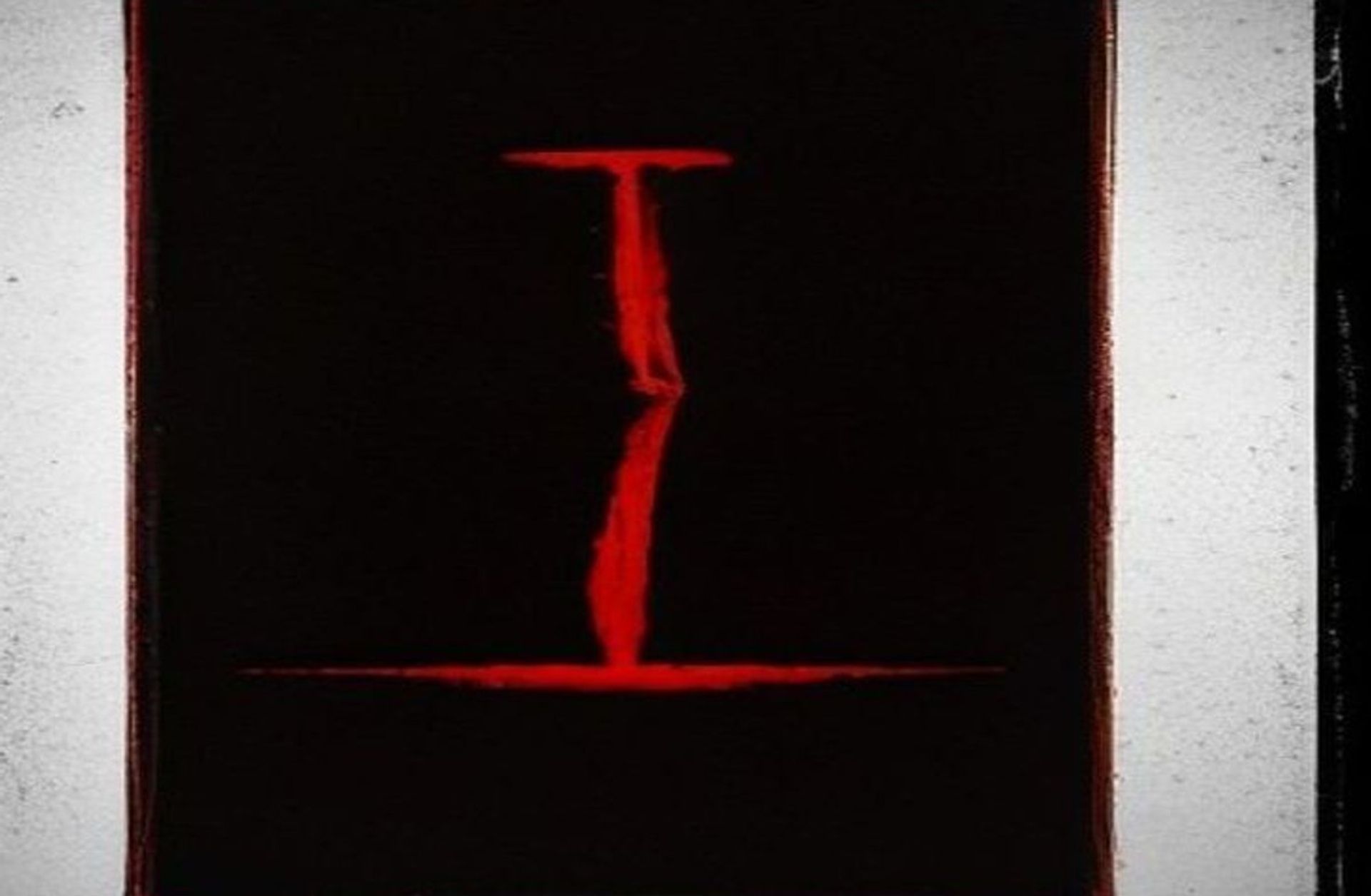 Claqueta de cine con tres marcas, ambiente de producción cinematográfica de horror con iluminación dramática