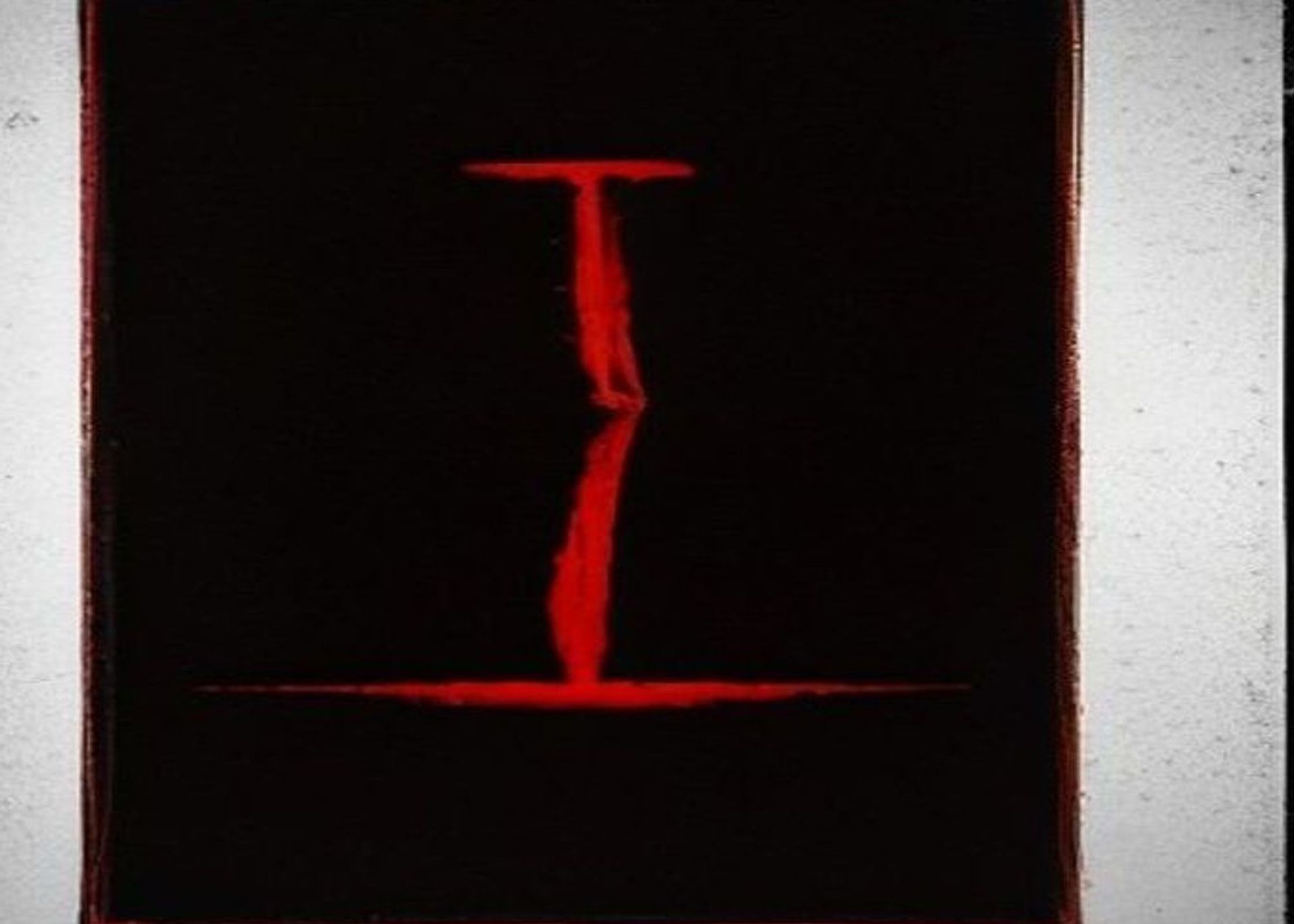 Claqueta de cine con tres marcas, ambiente de producción cinematográfica de horror con iluminación dramática