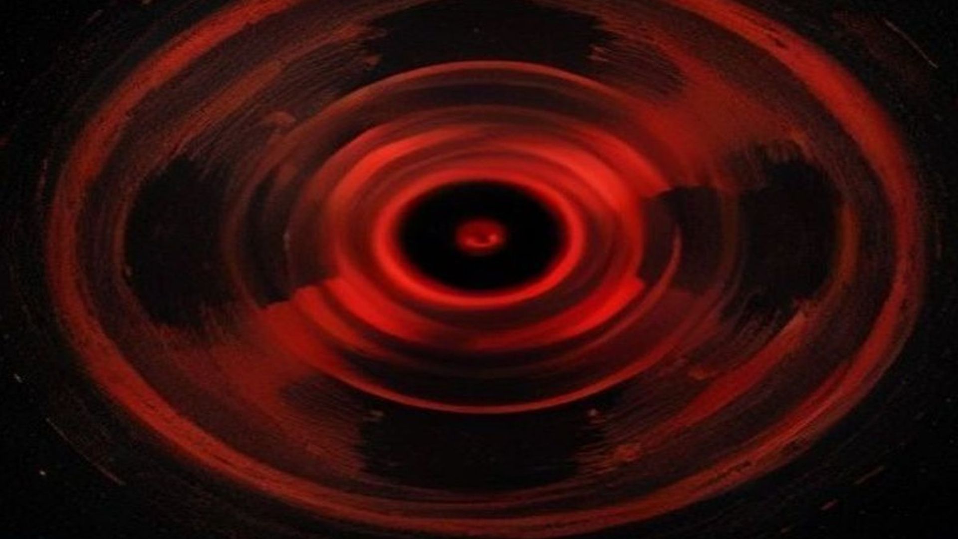 Tres luces anaranjadas girando en un vacío negro infinito, horror cósmico