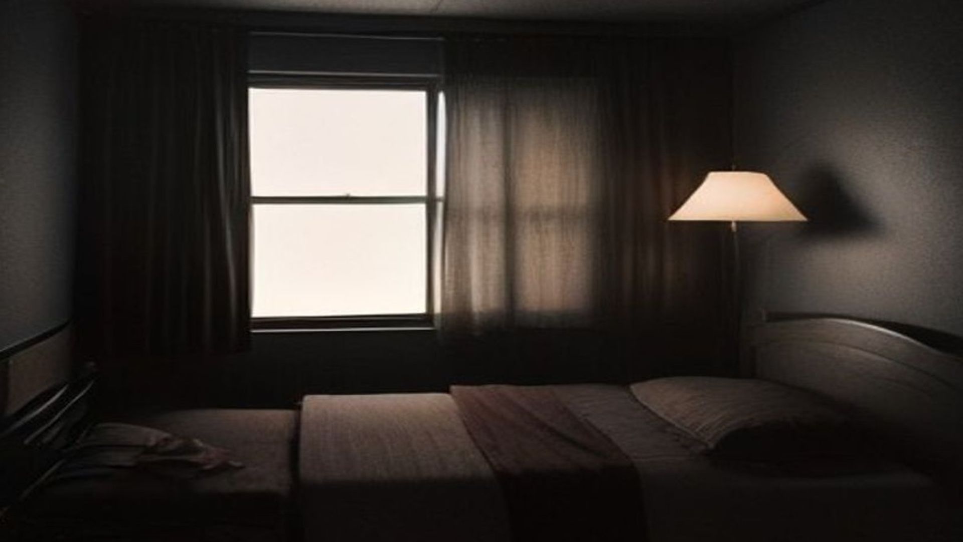 Un rifle de francotirador y páginas de un manuscrito sobre la cama de un motel con luz tenue
