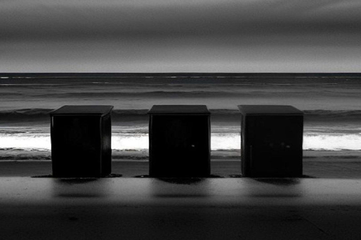 «La llegada de los tres»: tres puertas en una playa y una saga que arranca de verdad