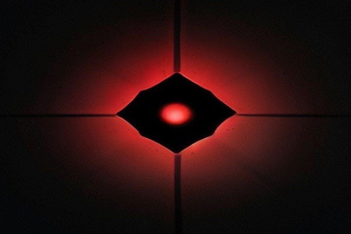 Vacío oscuro infinito entre mundos con grietas de luz tenue, formas acechando en las sombras
