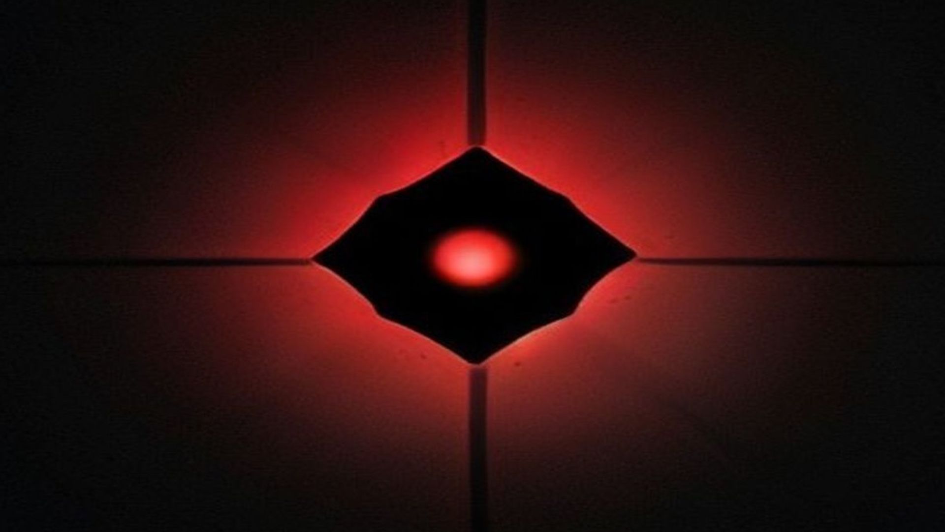 Vacío oscuro infinito entre mundos con grietas de luz tenue, formas acechando en las sombras