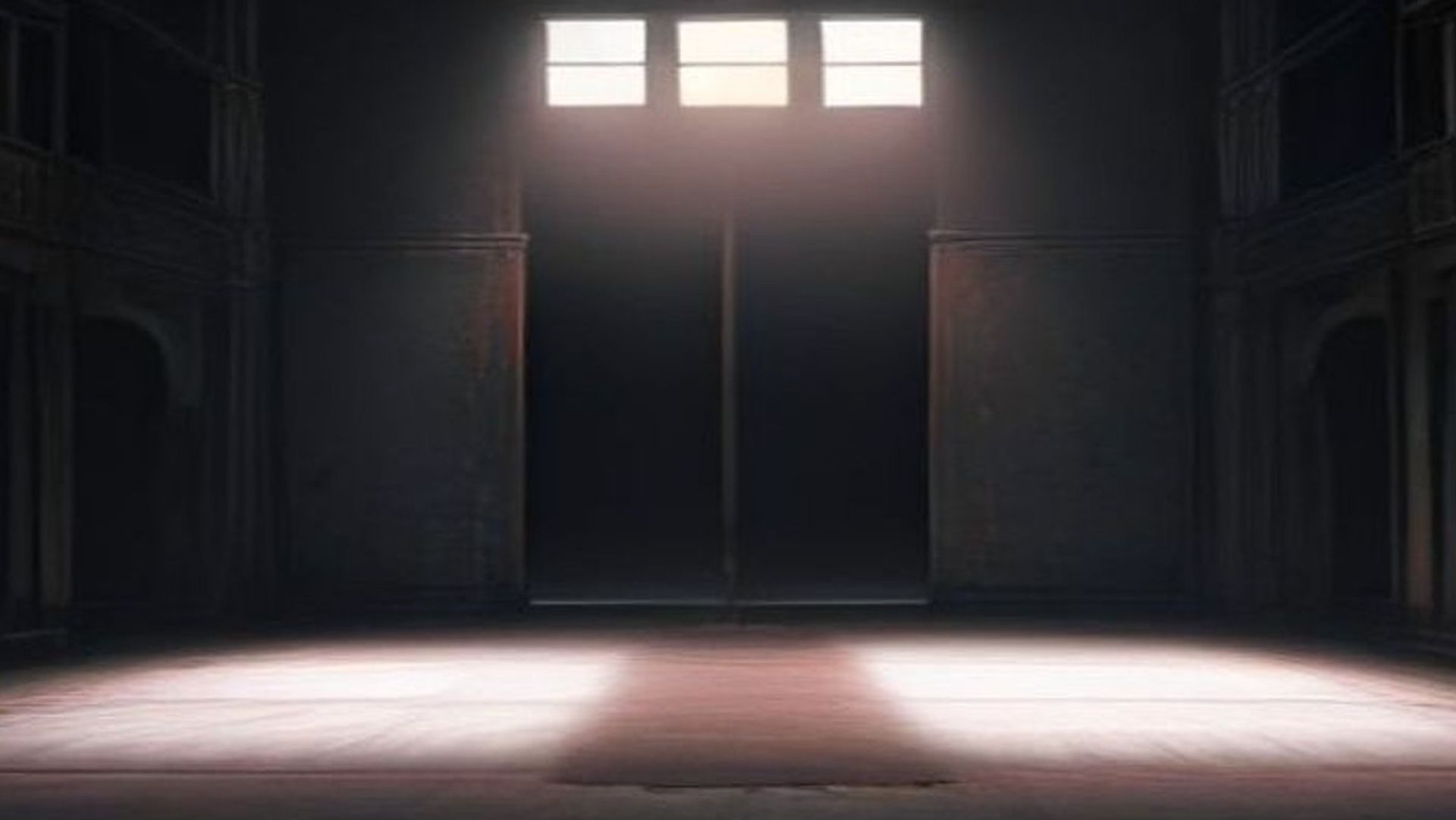 Escenario teatral vacío con un foco iluminando una corona caída sobre las tablas manchadas de rojo