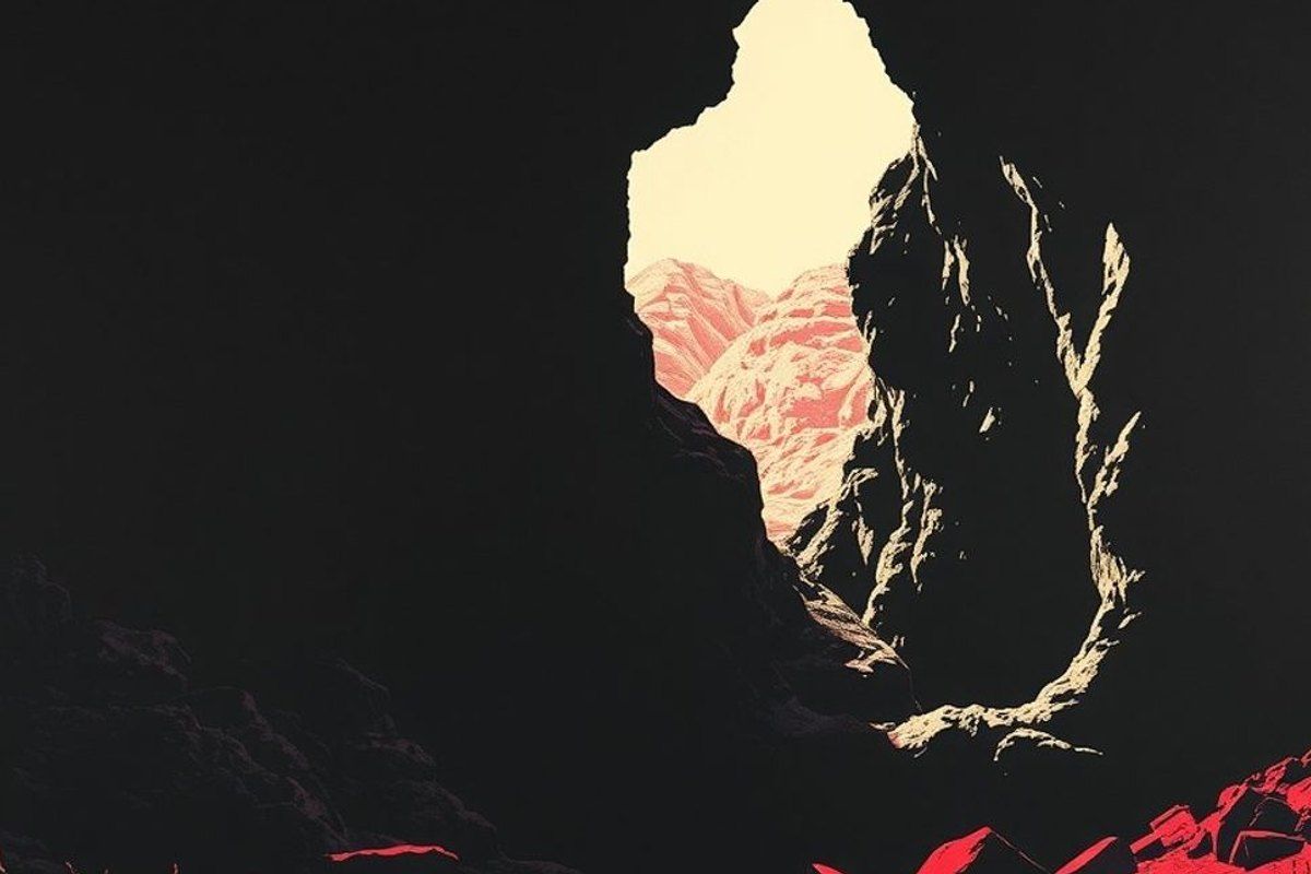 Serigrafía a dos tintas en negro y rojo: la boca oscura de una cueva derrumbada en una ladera desértica, con un haz de luz dura cayendo dentro