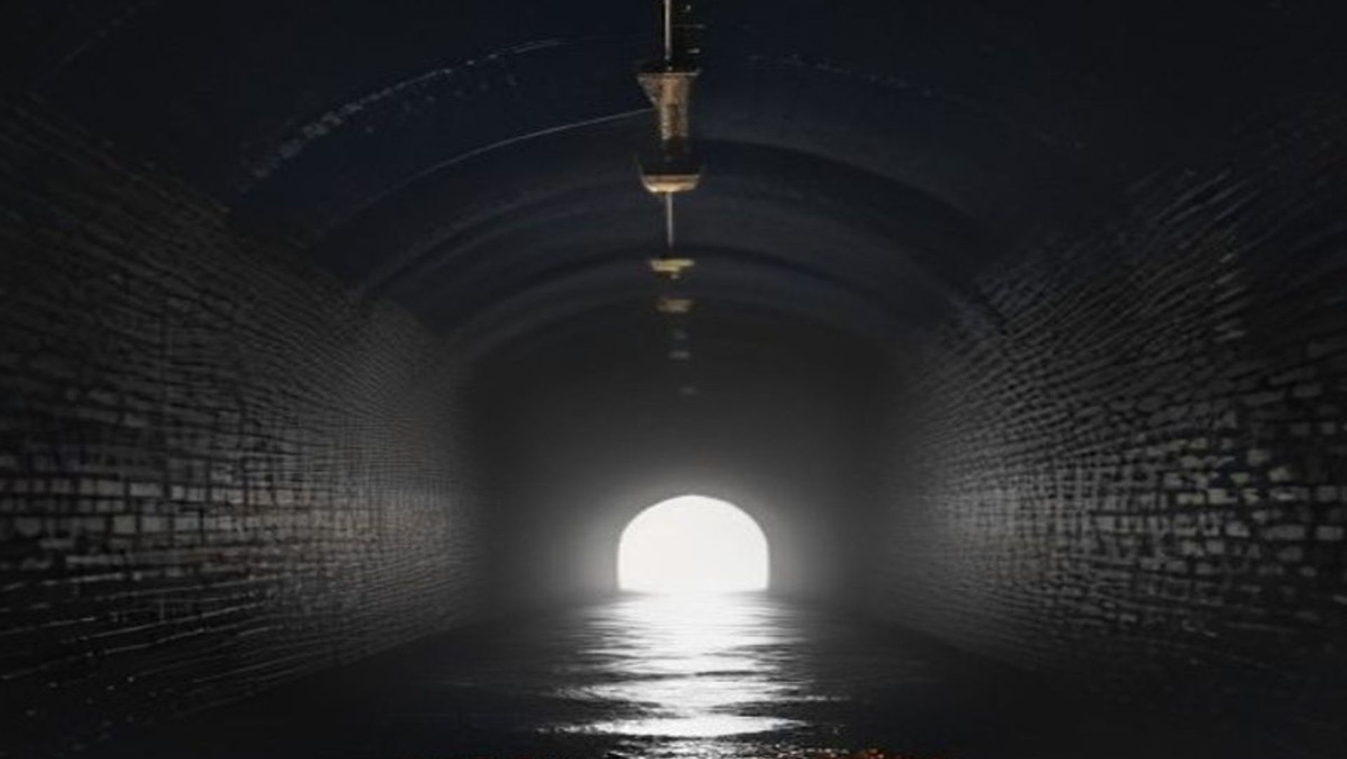 Túnel de cloaca oscuro con tres luces naranjas brillando al fondo, telarañas colgando del techo