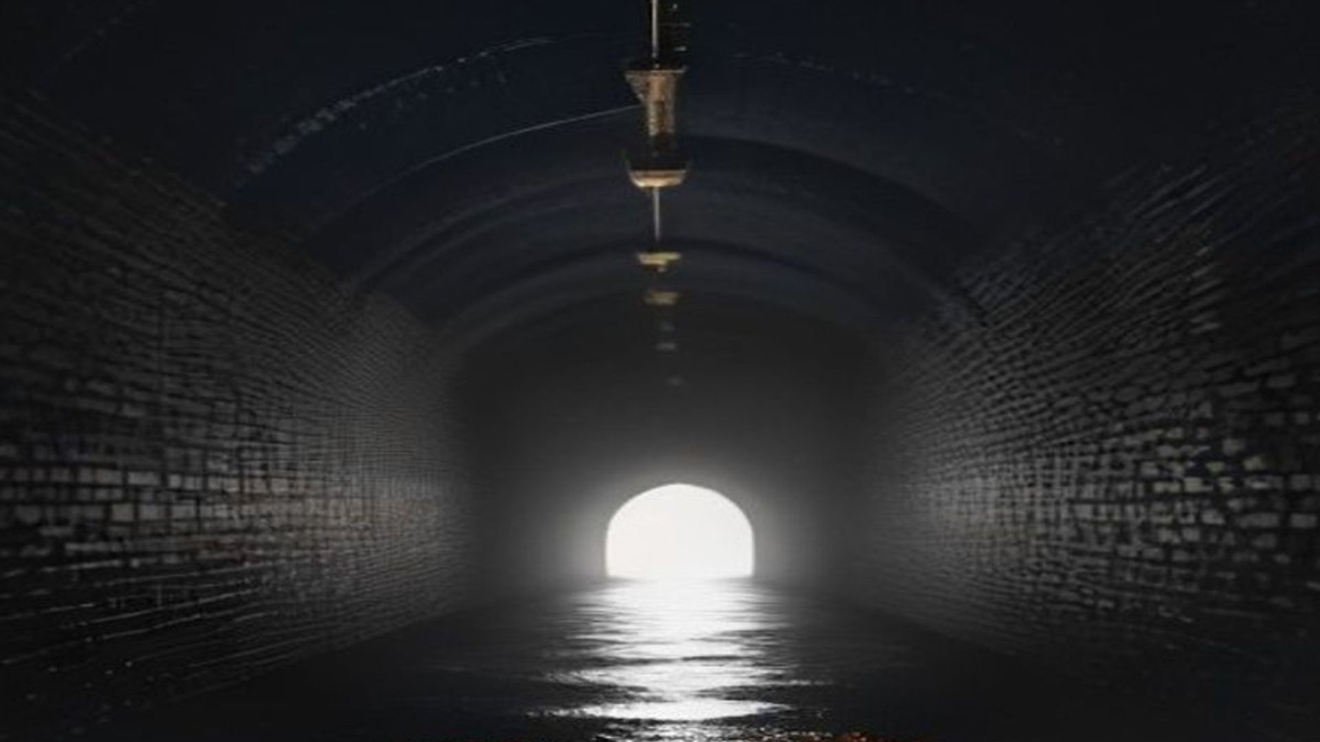Túnel de cloaca oscuro con tres luces naranjas brillando al fondo, telarañas colgando del techo