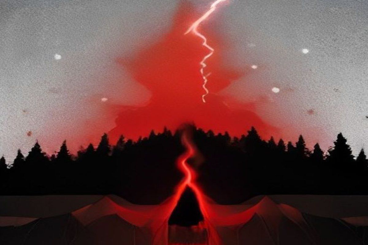 Camilla vacía en un laboratorio de montaña durante una tormenta eléctrica, con una puerta oscura abriéndose en el aire